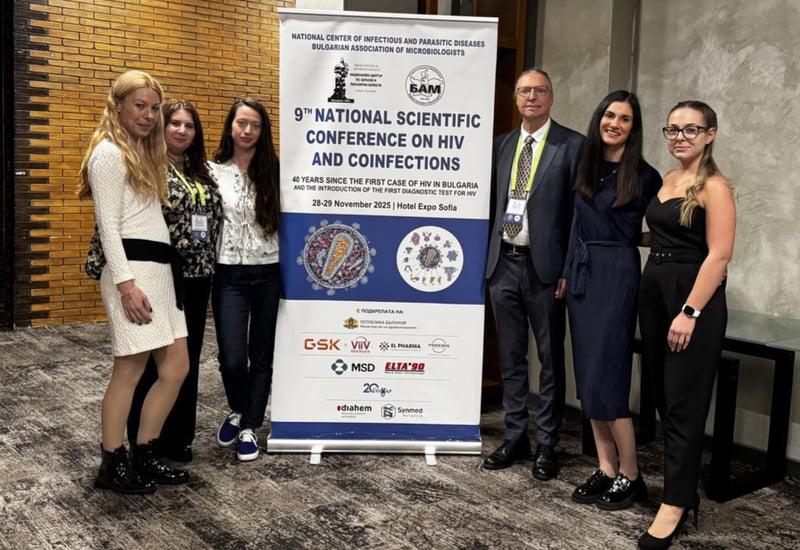 НРПЛ по ХИВ пред транспаранта на конференцията